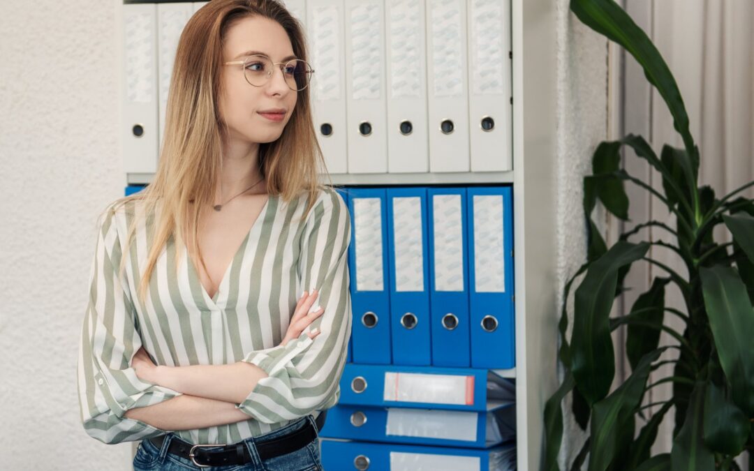 Metalowa czy drewniana szafa na dokumenty – porównanie trwałości i estetyki