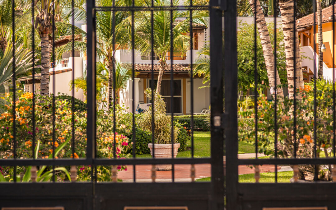 Mała działka, wąska droga dojazdowa – jaką bramę wjazdową wybrać, żeby nie żałować?