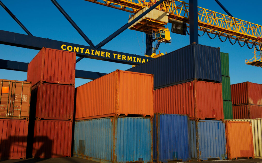 Kontener morski jako inwestycja: kiedy używany ma sens, a kiedy lepiej kupić nowy