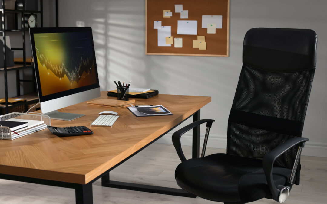 Home office bez bólu: jak urządzić miejsce do pracy w mieszkaniu, żeby nie zniszczyć kręgosłupa