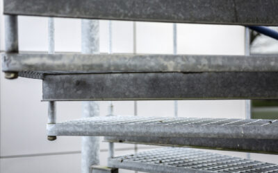 Czym różni się krata zgrzewana od prasowanej: porównanie zastosowań, wytrzymałości i ceny