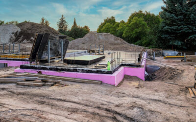 Płyta fundamentowa na trudny grunt: kiedy ma przewagę nad ławami