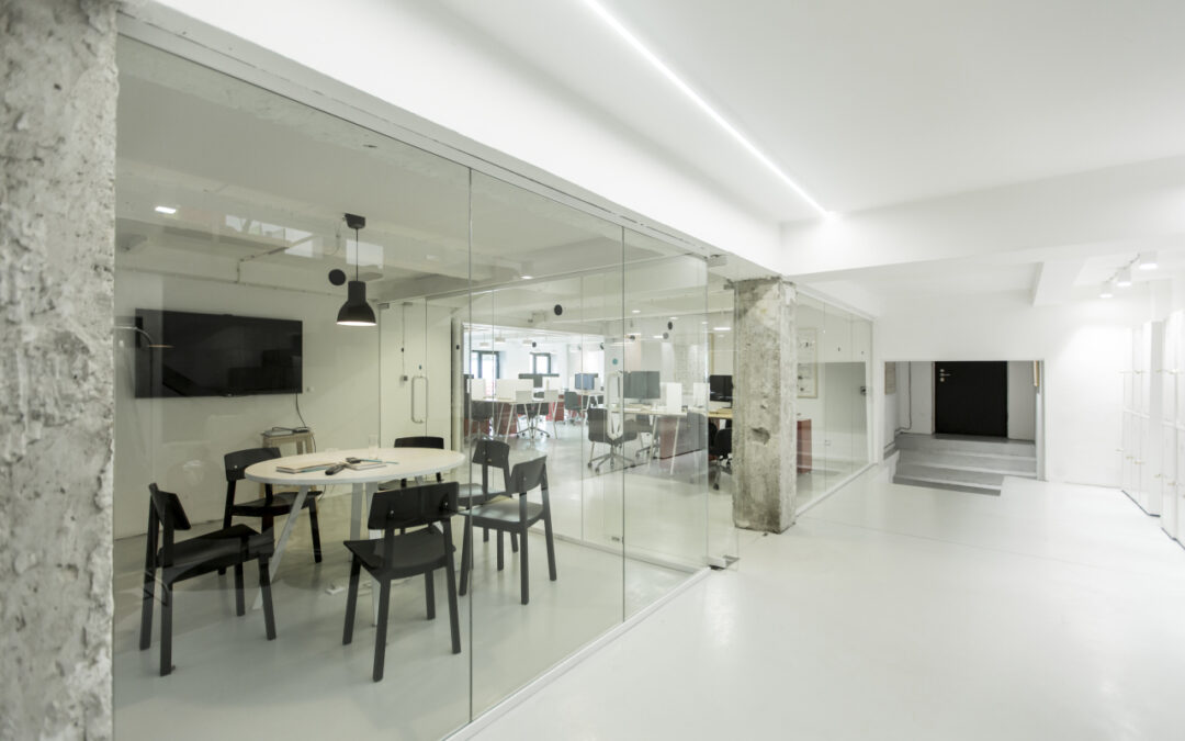 Szklane ścianki działowe – sposób na więcej światła i nowoczesną przestrzeń
