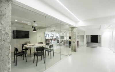 Szklane ścianki działowe – sposób na więcej światła i nowoczesną przestrzeń