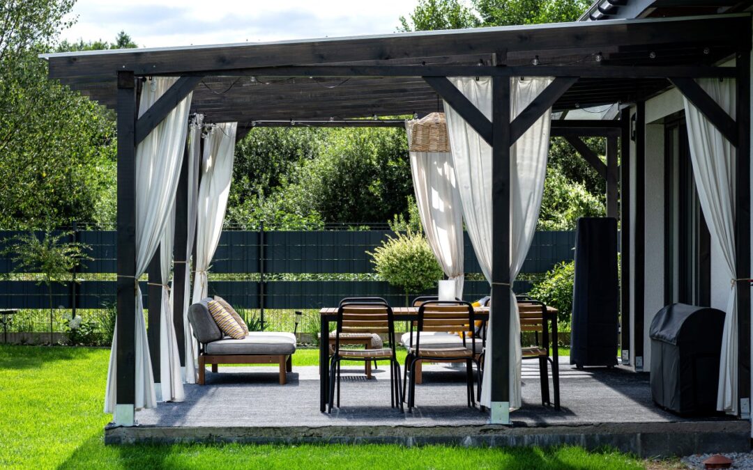 Pergola po zimie — jak odnowić i zabezpieczyć drewnianą konstrukcję na nowy sezon?